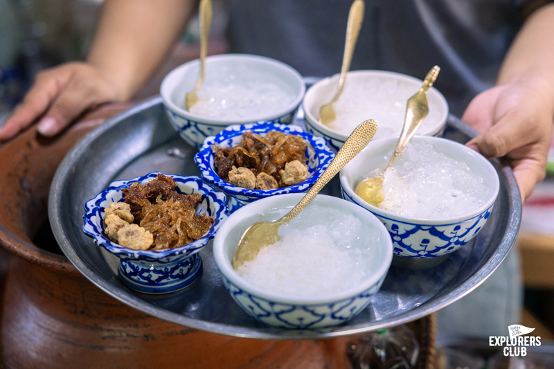 ที่เที่ยวเพชรบุรี ถ้ำเขาหลวง ก๋วยเตี๋ยวเนื้อเจ้นก ข้าวแช่แม่อร ตลาดริมน้ำเพชรบุรี Street Art ชุมชนซอยตลาดริมน้ำ พูนสุขคาเฟ่ อุทยานประวัติศาสตร์พระนครคีรี (เขาวัง)