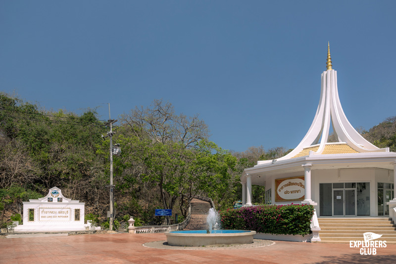 ที่เที่ยวเพชรบุรี ถ้ำเขาหลวง ก๋วยเตี๋ยวเนื้อเจ้นก ข้าวแช่แม่อร ตลาดริมน้ำเพชรบุรี Street Art ชุมชนซอยตลาดริมน้ำ พูนสุขคาเฟ่ อุทยานประวัติศาสตร์พระนครคีรี (เขาวัง)