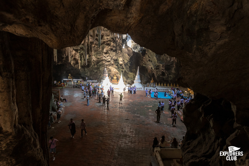 ที่เที่ยวเพชรบุรี ถ้ำเขาหลวง ก๋วยเตี๋ยวเนื้อเจ้นก ข้าวแช่แม่อร ตลาดริมน้ำเพชรบุรี Street Art ชุมชนซอยตลาดริมน้ำ พูนสุขคาเฟ่ อุทยานประวัติศาสตร์พระนครคีรี (เขาวัง)