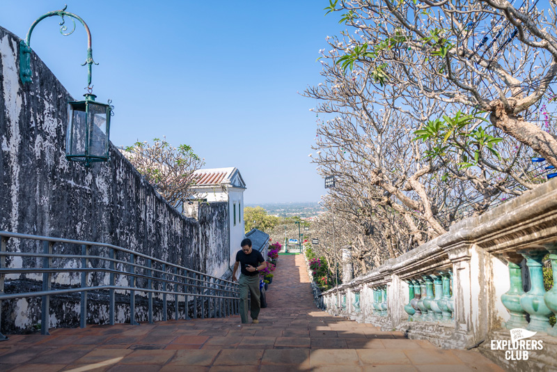 ที่เที่ยวเพชรบุรี ถ้ำเขาหลวง ก๋วยเตี๋ยวเนื้อเจ้นก ข้าวแช่แม่อร ตลาดริมน้ำเพชรบุรี Street Art ชุมชนซอยตลาดริมน้ำ พูนสุขคาเฟ่ อุทยานประวัติศาสตร์พระนครคีรี (เขาวัง)