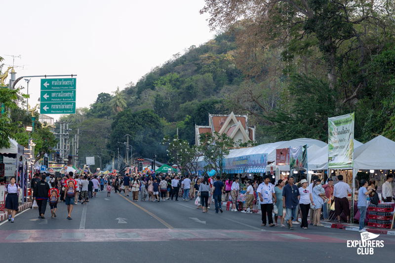 ที่เที่ยวเพชรบุรี ถ้ำเขาหลวง ก๋วยเตี๋ยวเนื้อเจ้นก ข้าวแช่แม่อร ตลาดริมน้ำเพชรบุรี Street Art ชุมชนซอยตลาดริมน้ำ พูนสุขคาเฟ่ อุทยานประวัติศาสตร์พระนครคีรี (เขาวัง)