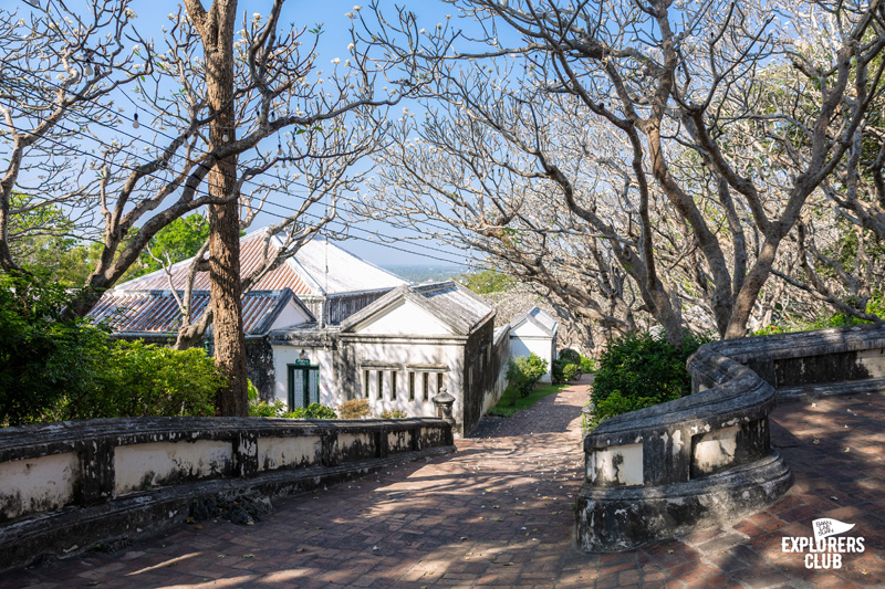 ที่เที่ยวเพชรบุรี ถ้ำเขาหลวง ก๋วยเตี๋ยวเนื้อเจ้นก ข้าวแช่แม่อร ตลาดริมน้ำเพชรบุรี Street Art ชุมชนซอยตลาดริมน้ำ พูนสุขคาเฟ่ อุทยานประวัติศาสตร์พระนครคีรี (เขาวัง)