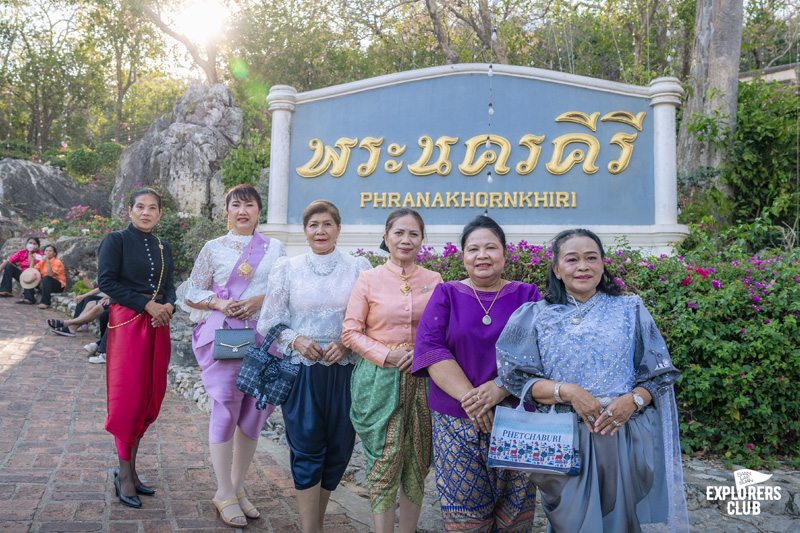 ที่เที่ยวเพชรบุรี ถ้ำเขาหลวง ก๋วยเตี๋ยวเนื้อเจ้นก ข้าวแช่แม่อร ตลาดริมน้ำเพชรบุรี Street Art ชุมชนซอยตลาดริมน้ำ พูนสุขคาเฟ่ อุทยานประวัติศาสตร์พระนครคีรี (เขาวัง)