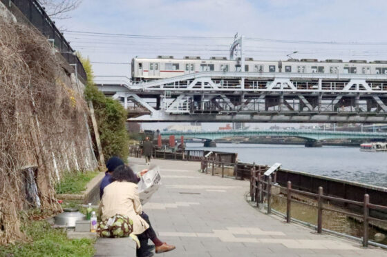 สวนสาธารณะซุมิดะ Sumida Park สวนขึ้นชื่อที่ตั้งอยู่ริมสองฝั่งแม่น้ำซุมิดะ (Sumida River) แม่น้ำสายสำคัญที่ไหลผ่ากลางใจเมืองโตเกียว ซึ่งในช่วงเวลานี้เป็นฤดูที่ดอกซากุระกำลังเริ่มผลิบานต้อนรับนักท่องเที่ยวพอดิบพอดี