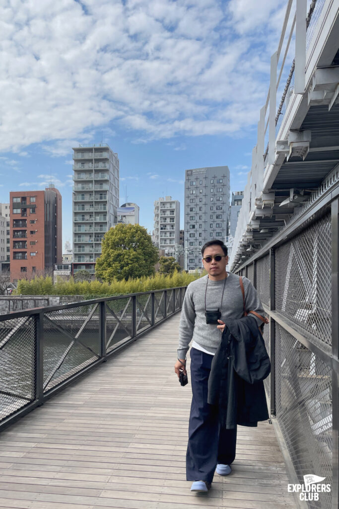 สวนสาธารณะซุมิดะ Sumida Park สวนขึ้นชื่อที่ตั้งอยู่ริมสองฝั่งแม่น้ำซุมิดะ (Sumida River) แม่น้ำสายสำคัญที่ไหลผ่ากลางใจเมืองโตเกียว ซึ่งในช่วงเวลานี้เป็นฤดูที่ดอกซากุระกำลังเริ่มผลิบานต้อนรับนักท่องเที่ยวพอดิบพอดี