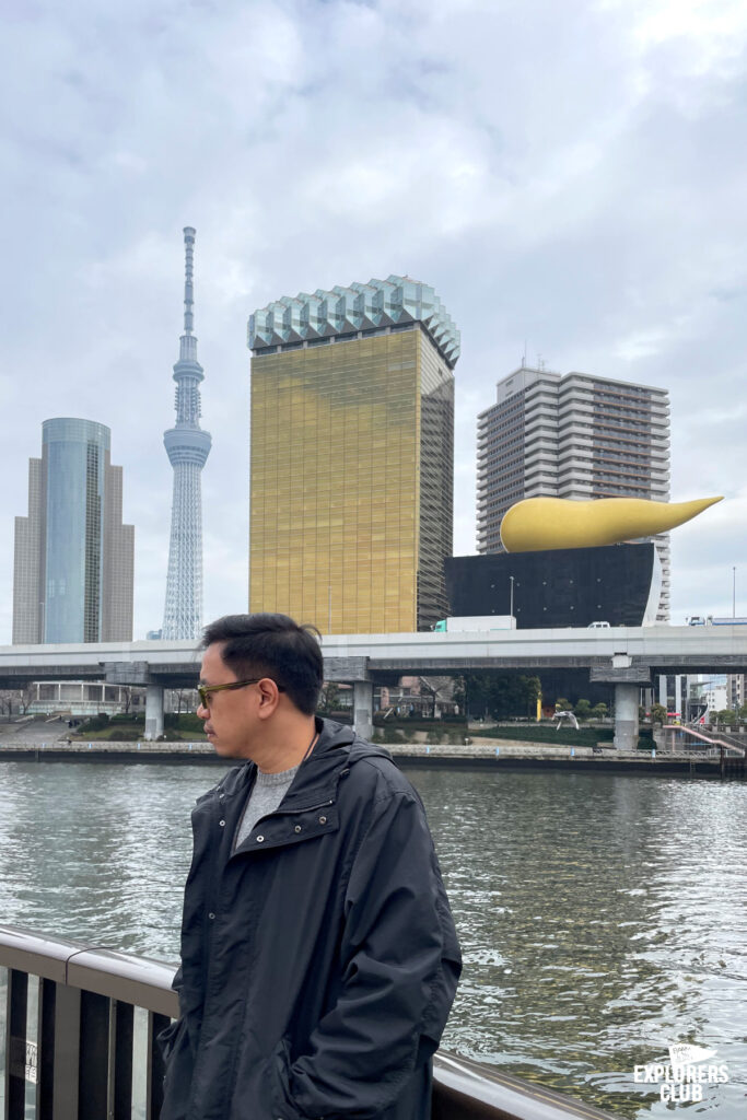 สวนสาธารณะซุมิดะ Sumida Park สวนขึ้นชื่อที่ตั้งอยู่ริมสองฝั่งแม่น้ำซุมิดะ (Sumida River) แม่น้ำสายสำคัญที่ไหลผ่ากลางใจเมืองโตเกียว ซึ่งในช่วงเวลานี้เป็นฤดูที่ดอกซากุระกำลังเริ่มผลิบานต้อนรับนักท่องเที่ยวพอดิบพอดี