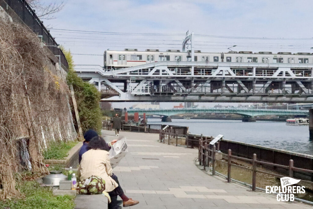 สวนสาธารณะซุมิดะ Sumida Park สวนขึ้นชื่อที่ตั้งอยู่ริมสองฝั่งแม่น้ำซุมิดะ (Sumida River) แม่น้ำสายสำคัญที่ไหลผ่ากลางใจเมืองโตเกียว ซึ่งในช่วงเวลานี้เป็นฤดูที่ดอกซากุระกำลังเริ่มผลิบานต้อนรับนักท่องเที่ยวพอดิบพอดี