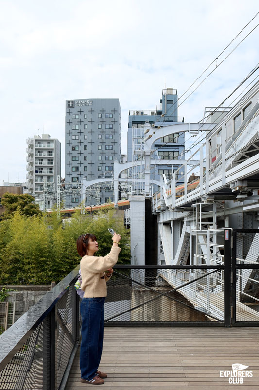 สวนสาธารณะซุมิดะ Sumida Park สวนขึ้นชื่อที่ตั้งอยู่ริมสองฝั่งแม่น้ำซุมิดะ (Sumida River) แม่น้ำสายสำคัญที่ไหลผ่ากลางใจเมืองโตเกียว ซึ่งในช่วงเวลานี้เป็นฤดูที่ดอกซากุระกำลังเริ่มผลิบานต้อนรับนักท่องเที่ยวพอดิบพอดี