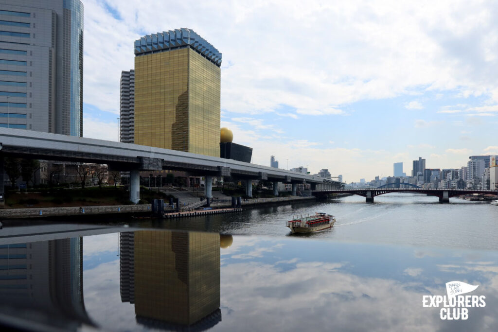 สวนสาธารณะซุมิดะ Sumida Park สวนขึ้นชื่อที่ตั้งอยู่ริมสองฝั่งแม่น้ำซุมิดะ (Sumida River) แม่น้ำสายสำคัญที่ไหลผ่ากลางใจเมืองโตเกียว ซึ่งในช่วงเวลานี้เป็นฤดูที่ดอกซากุระกำลังเริ่มผลิบานต้อนรับนักท่องเที่ยวพอดิบพอดี
