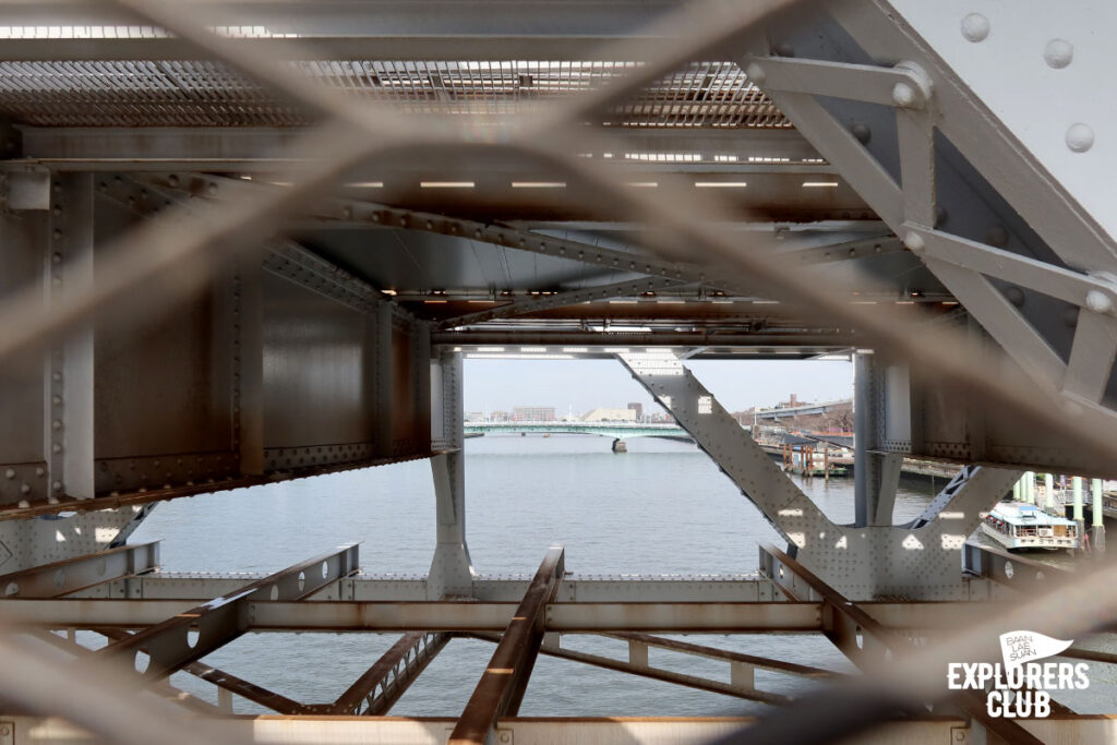 สวนสาธารณะซุมิดะ Sumida Park สวนขึ้นชื่อที่ตั้งอยู่ริมสองฝั่งแม่น้ำซุมิดะ (Sumida River) แม่น้ำสายสำคัญที่ไหลผ่ากลางใจเมืองโตเกียว ซึ่งในช่วงเวลานี้เป็นฤดูที่ดอกซากุระกำลังเริ่มผลิบานต้อนรับนักท่องเที่ยวพอดิบพอดี