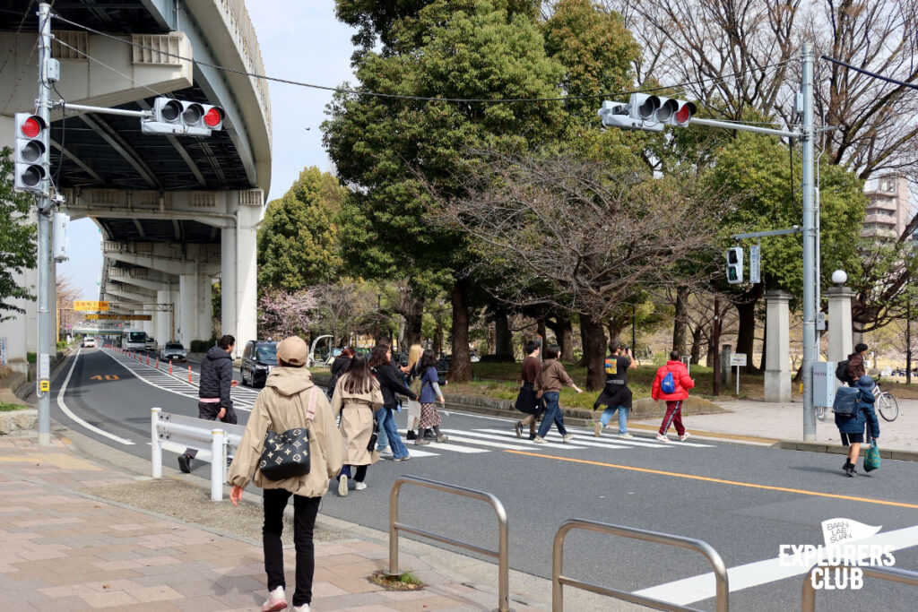 สวนสาธารณะซุมิดะ Sumida Park สวนขึ้นชื่อที่ตั้งอยู่ริมสองฝั่งแม่น้ำซุมิดะ (Sumida River) แม่น้ำสายสำคัญที่ไหลผ่ากลางใจเมืองโตเกียว ซึ่งในช่วงเวลานี้เป็นฤดูที่ดอกซากุระกำลังเริ่มผลิบานต้อนรับนักท่องเที่ยวพอดิบพอดี