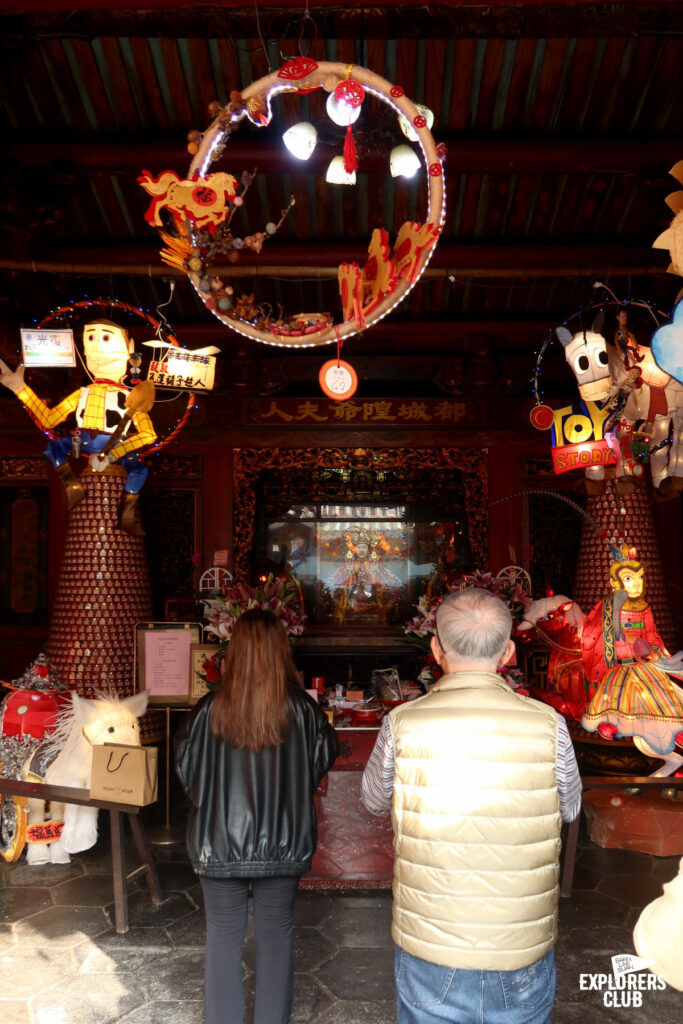 สายมูไปให้สุด อย่าหยุดอยู่แค่วัดดังในไทเปหรือเมืองใกล้เคียง เพราะเรามีลิสต์แนะนำ ชวนไป ไหว้พระไต้หวัน เที่ยว 7 วัด 4 เมือง ขอพรครอบคลุมเรื่องการงาน สุขภาพ โชคลาภ และเนื้อคู่