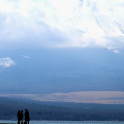 ทะเลสาบยามานากะ (Lake Yamanaka) หรือ ทะเลสาบยามานากะโกะ (Lake Yamanakako) ตั้งอยู่ในจังหวัดยามานาชิ (Yamanashi-ken) ภูมิภาคชูบุ (Chubu) ทางตอนกลางของเกาะฮอนชู (Honshu) ประเทศญี่ปุ่น เป็นทะเลสาบขนาดใหญ่ที่สุดในบรรดาทะเลสาบทั้ง 5 รอบภูเขาไฟฟูจิ (Mount Fuji)