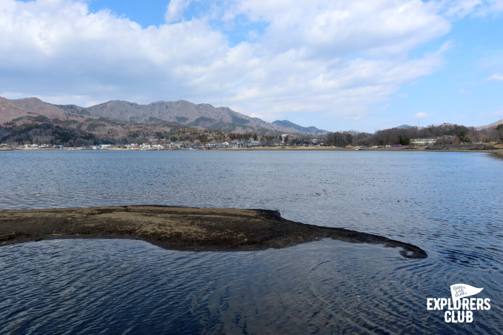 ทะเลสาบยามานากะ (Lake Yamanaka) หรือ ทะเลสาบยามานากะโกะ (Lake Yamanakako) ตั้งอยู่ในจังหวัดยามานาชิ (Yamanashi-ken) ภูมิภาคชูบุ (Chubu) ทางตอนกลางของเกาะฮอนชู (Honshu) ประเทศญี่ปุ่น เป็นทะเลสาบขนาดใหญ่ที่สุดในบรรดาทะเลสาบทั้ง 5 รอบภูเขาไฟฟูจิ (Mount Fuji)