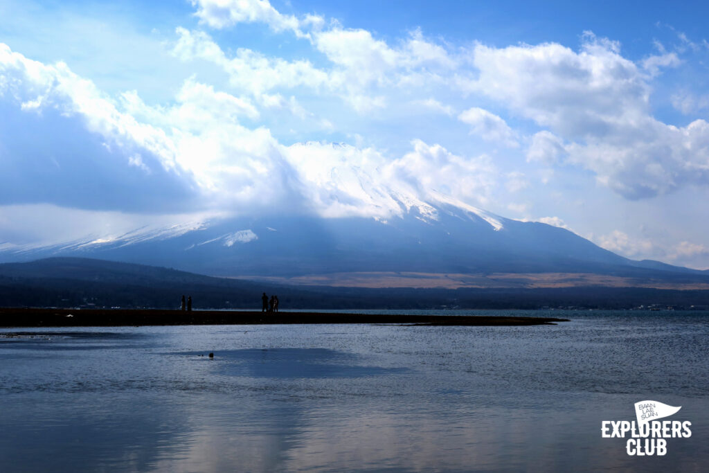ทะเลสาบยามานากะ (Lake Yamanaka) หรือ ทะเลสาบยามานากะโกะ (Lake Yamanakako) ตั้งอยู่ในจังหวัดยามานาชิ (Yamanashi-ken) ภูมิภาคชูบุ (Chubu) ทางตอนกลางของเกาะฮอนชู (Honshu) ประเทศญี่ปุ่น เป็นทะเลสาบขนาดใหญ่ที่สุดในบรรดาทะเลสาบทั้ง 5 รอบภูเขาไฟฟูจิ (Mount Fuji)