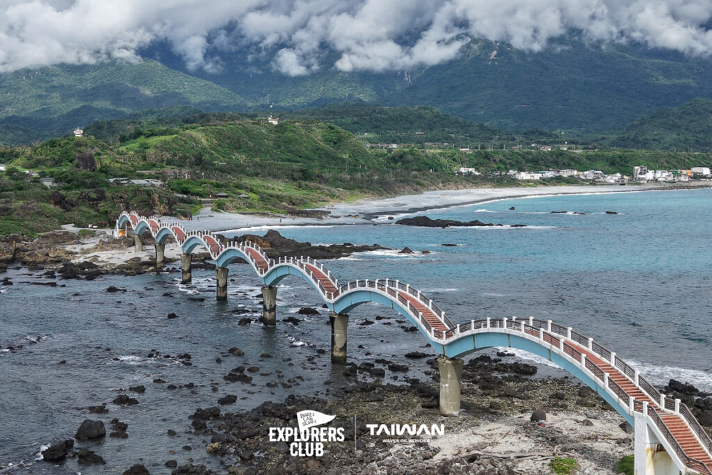 สะพานซานเซียนไถ (Sanxiantai) ทางหลวงหมายเลข 11 ไต้หวัน Provincial Highway 11 เที่ยวไต้หวัน ทางหลวงเลียบชายฝั่งฮวาเหลียน-ไถตง Hualien-Taitung Coastal Highway ฮวาเหลียน ไถตง Taiwan's East Coast; Where Life Goes Brighter ที่ Baanlaesuan Explorers Club ร่วมมือกับ Taiwan Tourism Administration, Bangkok Office